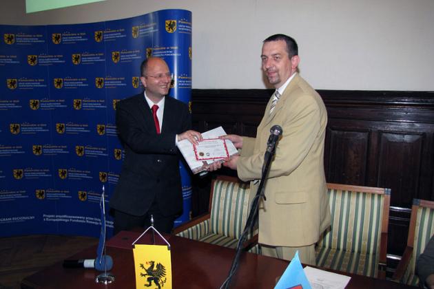 Marszałek przywiózł 9 milionów 