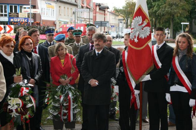 Dzień Sybiraka w Lęborku - wiązanki kwiatów, znicze i film 