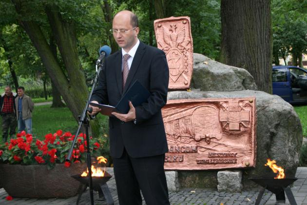 Dzień Sybiraka w Lęborku - wiązanki kwiatów, znicze i film 