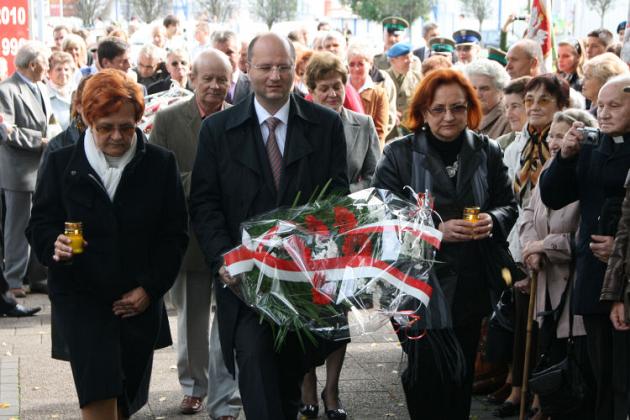 Dzień Sybiraka w Lęborku - wiązanki kwiatów, znicze i film 