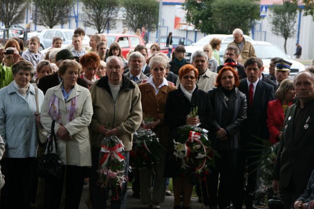 Dzień Sybiraka w Lęborku - wiązanki kwiatów, znicze i film 