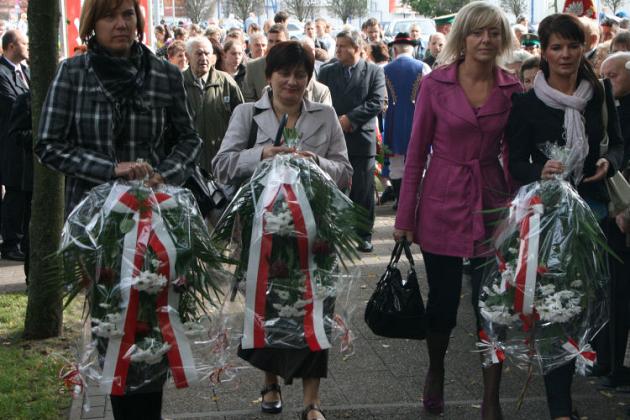 Dzień Sybiraka w Lęborku - wiązanki kwiatów, znicze i film 