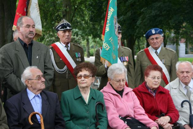 Dzień Sybiraka w Lęborku - wiązanki kwiatów, znicze i film 