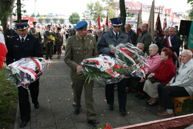 Dzień Sybiraka w Lęborku - wiązanki kwiatów, znicze i film 