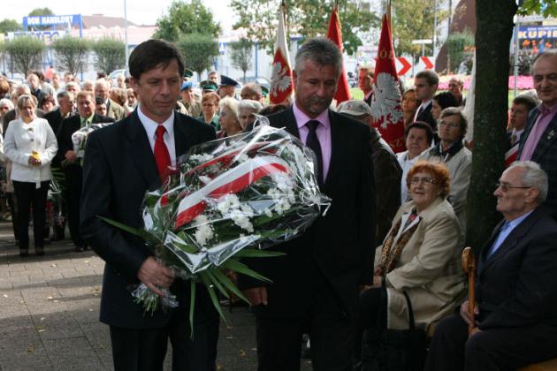 Dzień Sybiraka w Lęborku - wiązanki kwiatów, znicze i film 