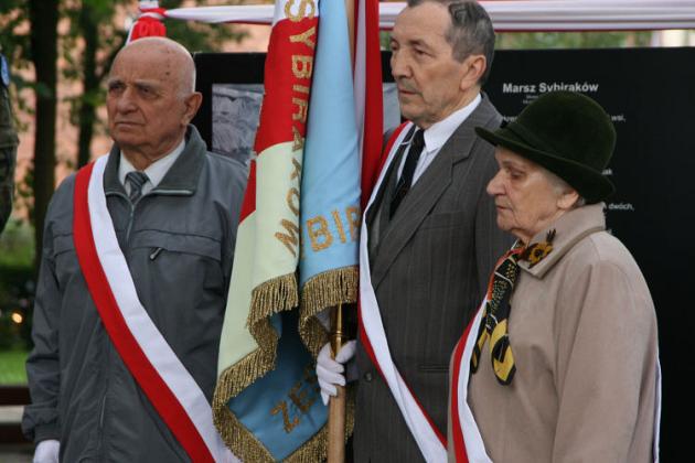 Dzień Sybiraka w Lęborku - wiązanki kwiatów, znicze i film 
