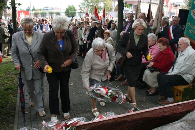 Dzień Sybiraka w Lęborku - wiązanki kwiatów, znicze i film 