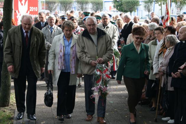 Dzień Sybiraka w Lęborku - wiązanki kwiatów, znicze i film 