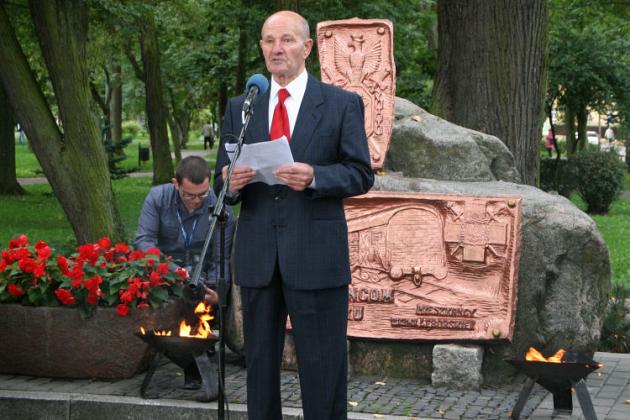 Dzień Sybiraka w Lęborku - wiązanki kwiatów, znicze i film 