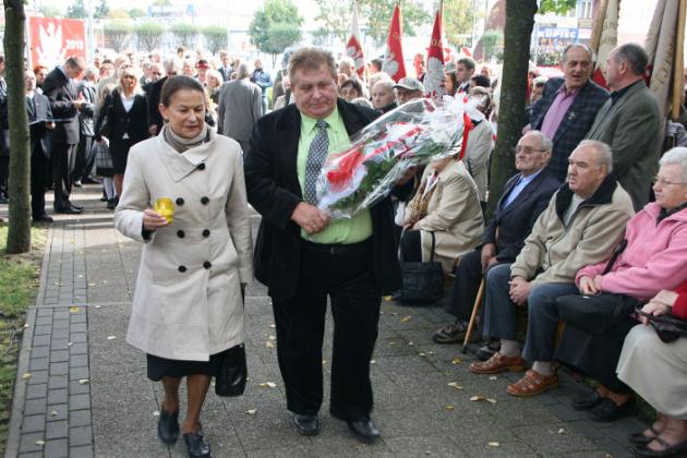 Dzień Sybiraka w Lęborku - wiązanki kwiatów, znicze i film 