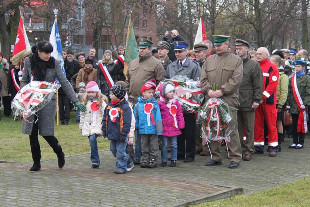 Święto Niepodległości - kwiaty, znicze i pieśni patriotyczne