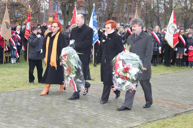 Święto Niepodległości - kwiaty, znicze i pieśni patriotyczne