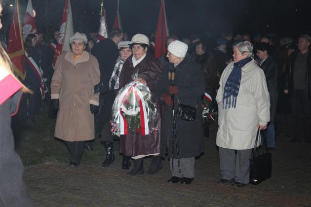 Kwiaty, znicze i pieśni patriotyczne na Święto Niepodległości