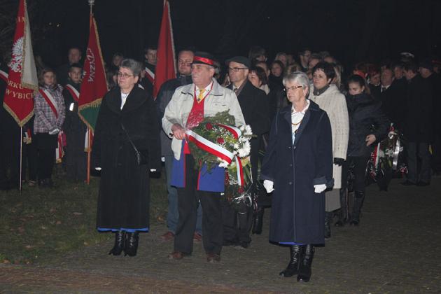 Kwiaty, znicze i pieśni patriotyczne na Święto Niepodległości