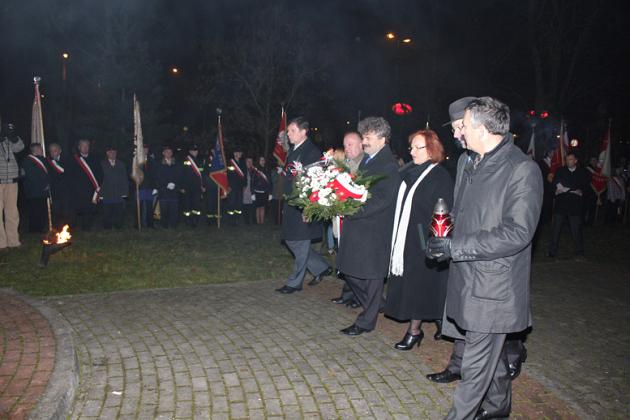Kwiaty, znicze i pieśni patriotyczne na Święto Niepodległości