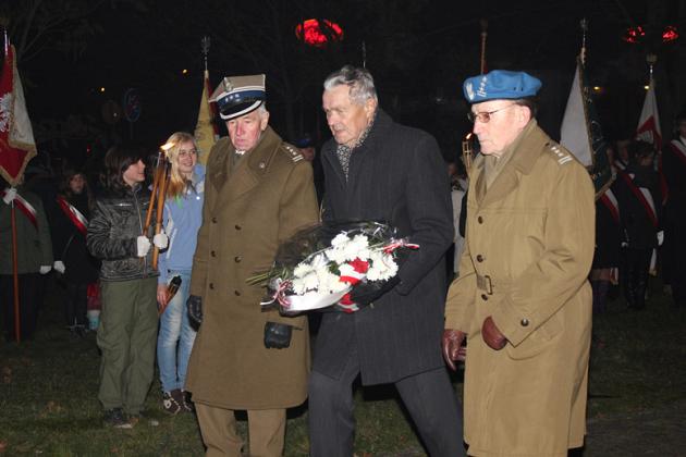 Kwiaty, znicze i pieśni patriotyczne na Święto Niepodległości