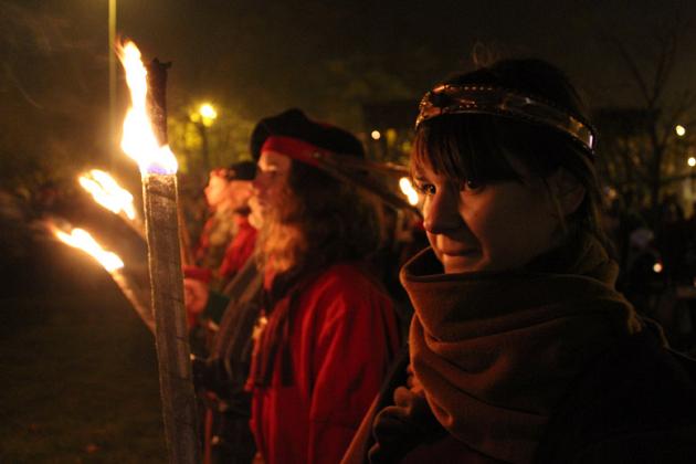 Kwiaty, znicze i pieśni patriotyczne na Święto Niepodległości