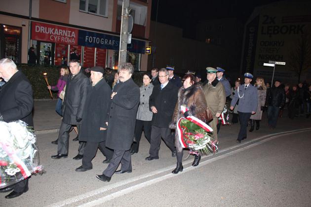Kwiaty, znicze i pieśni patriotyczne na Święto Niepodległości