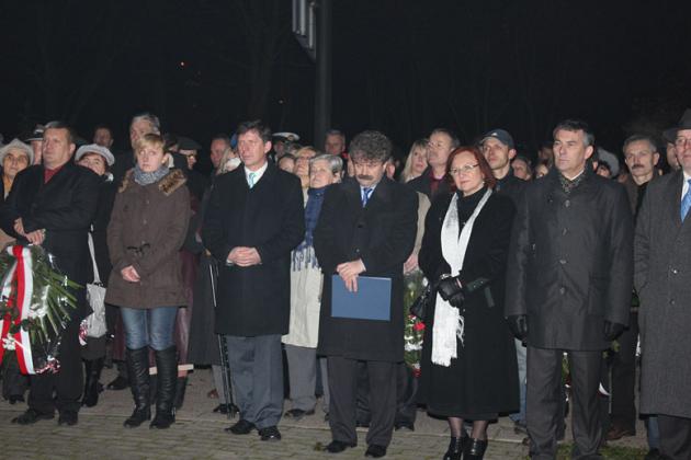 Kwiaty, znicze i pieśni patriotyczne na Święto Niepodległości