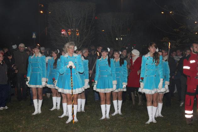 Kwiaty, znicze i pieśni patriotyczne na Święto Niepodległości