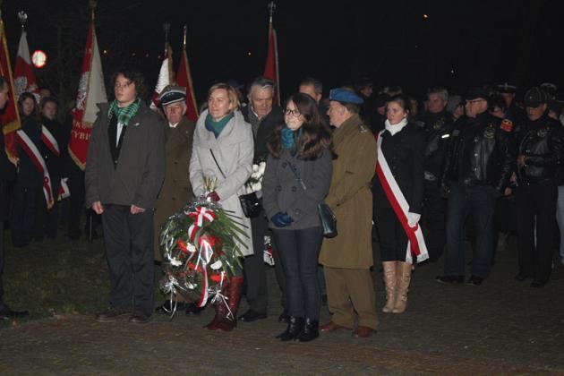 Kwiaty, znicze i pieśni patriotyczne na Święto Niepodległości