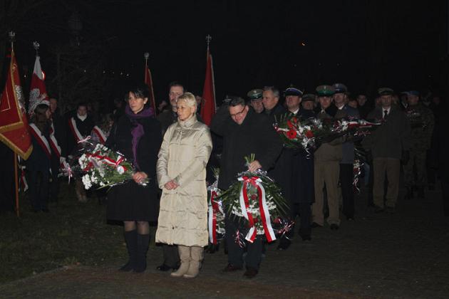 Kwiaty, znicze i pieśni patriotyczne na Święto Niepodległości