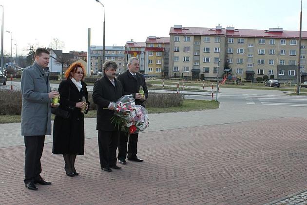 Kwiaty i znicze w 2. rocznicę katastrofy smoleńskiej