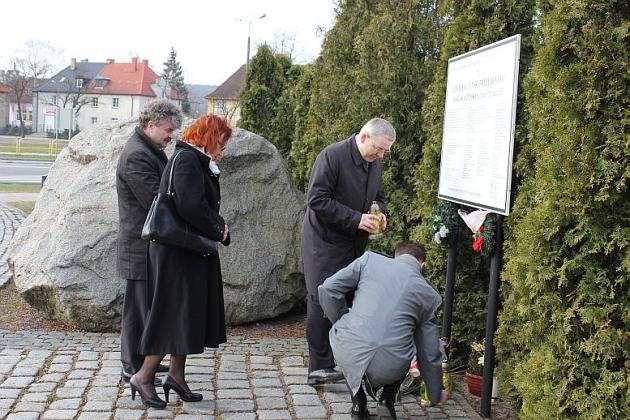 Kwiaty i znicze w 2. rocznicę katastrofy smoleńskiej