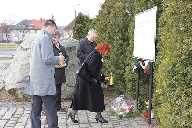 Kwiaty i znicze w 2. rocznicę katastrofy smoleńskiej