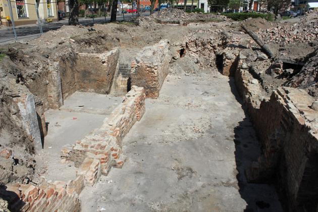 Prace archeologiczne przy placu Pokoju
