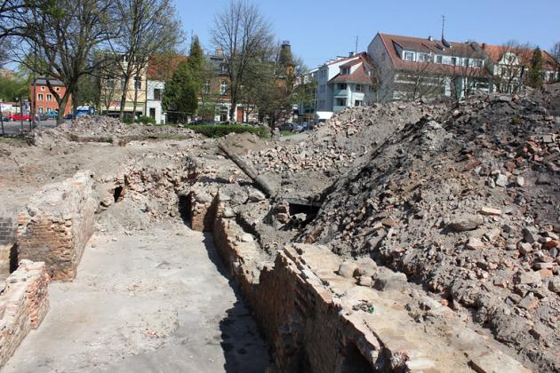 Prace archeologiczne przy placu Pokoju