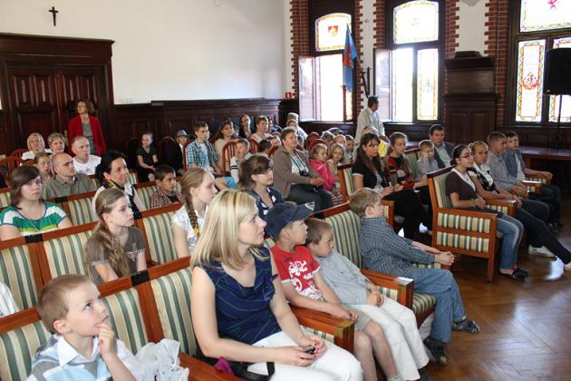 Herb Lęborka i Urząd Miejski w pracach plastycznych
