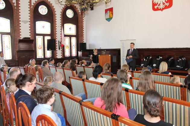 Herb Lęborka i Urząd Miejski w pracach plastycznych