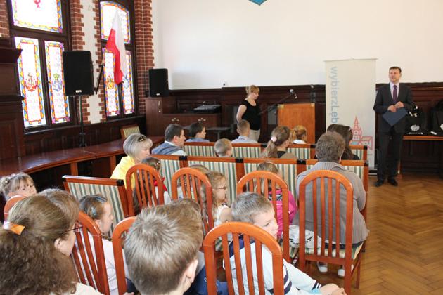 Herb Lęborka i Urząd Miejski w pracach plastycznych