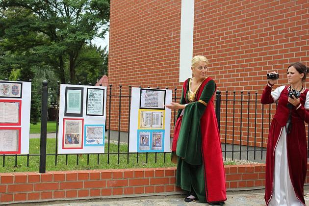 Tanecznym krokiem po murach