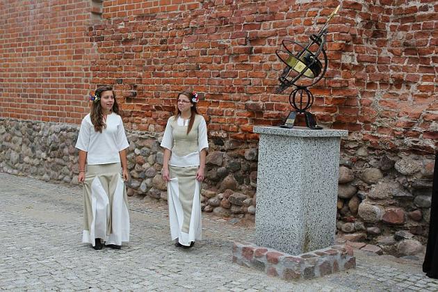 Tanecznym krokiem po murach