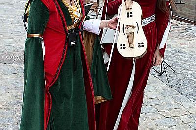 Tanecznym krokiem po murach