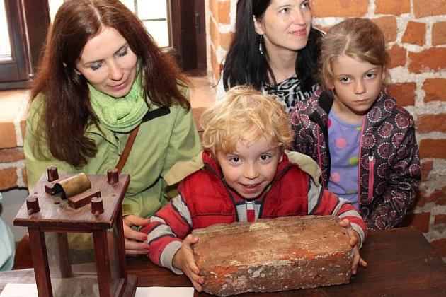 Tanecznym krokiem po murach