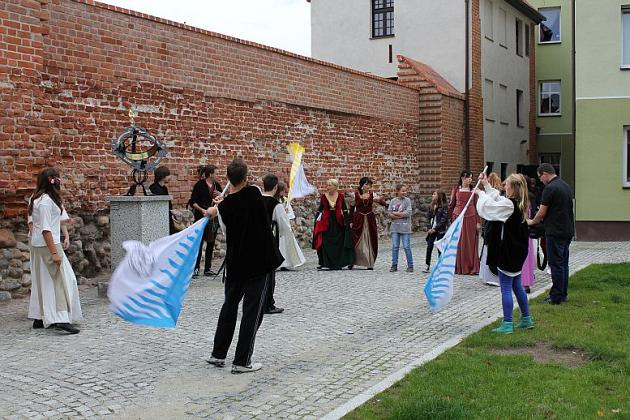 Tanecznym krokiem po murach