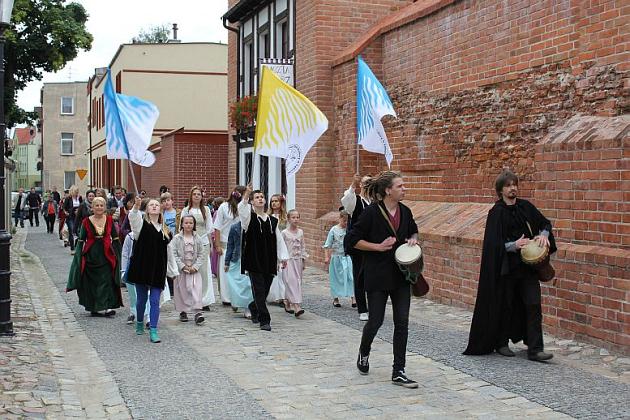 Tanecznym krokiem po murach