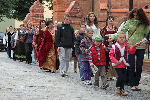 Tanecznym krokiem po murach