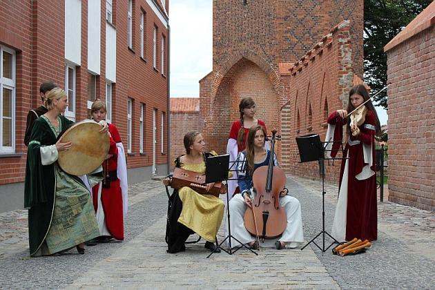 Tanecznym krokiem po murach