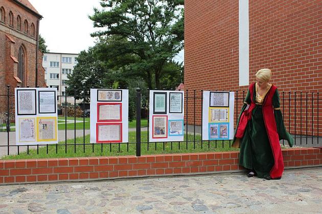 Tanecznym krokiem po murach