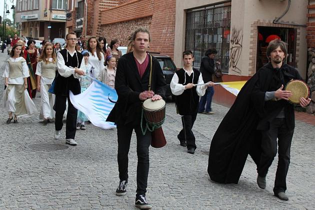 Tanecznym krokiem po murach