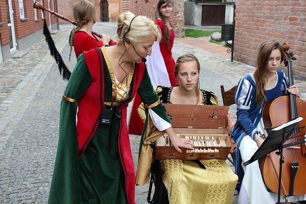 Tanecznym krokiem po murach