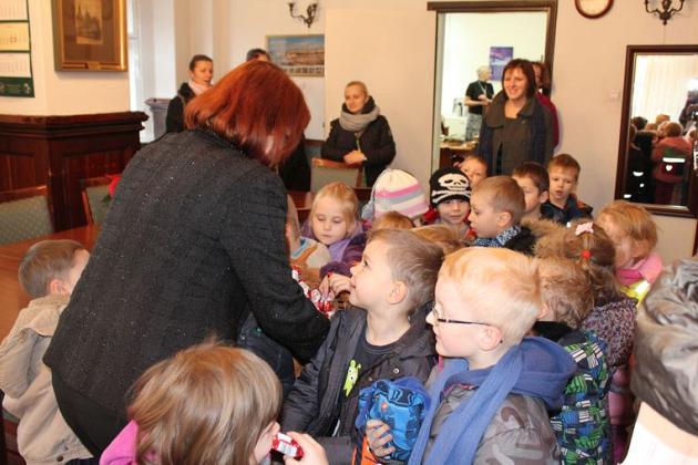 Przedszkolaki z życzeniami w Ratuszu