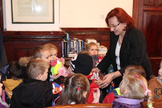 Przedszkolaki z życzeniami w Ratuszu