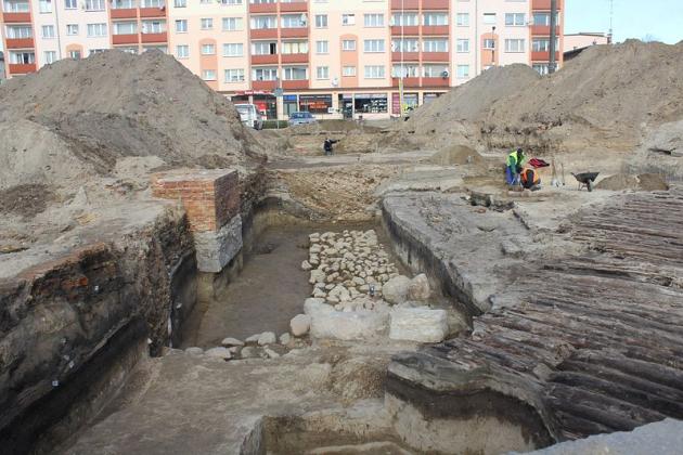 Prace archeologiczne na Placu Pokoju