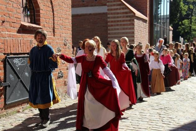 Zatańczyli w średniowiecznym stylu