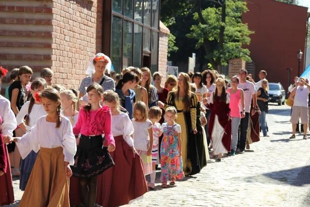 Zatańczyli w średniowiecznym stylu